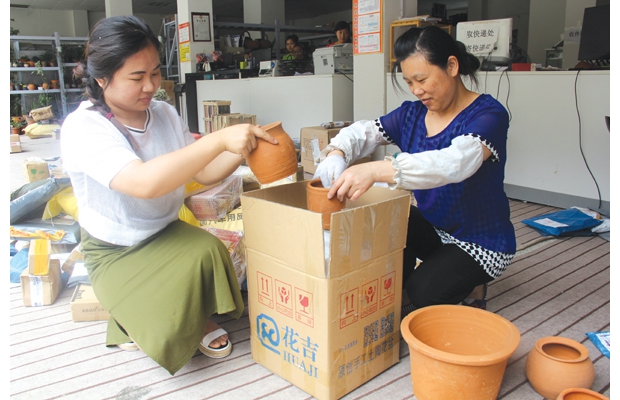 曾都经济开发区农民李政发展农村电商开拓市场