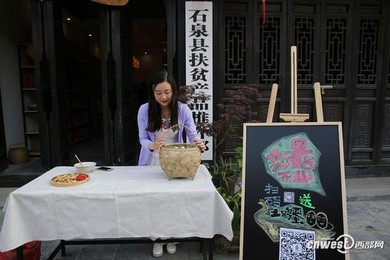 白领女孩辞高薪工作,返乡帮大山里的老乡卖农产品