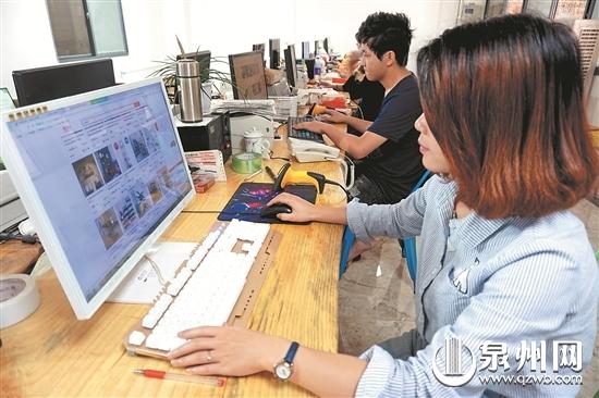 返乡创业的年轻人是灶美“淘宝村”的主力军 