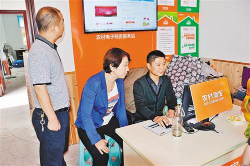 蔡茂林（右一）正通过电商平台销售农产品