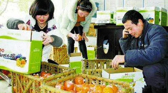借助电商，村民们把农产品更快地送到更远的地方
