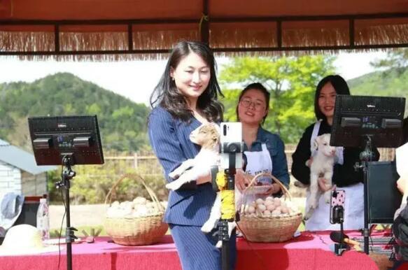 太湖县美女副县长唐翔化身网络直播间带货主播